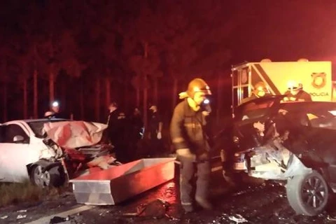 Acidente entre dois automóveis e caminhão deixa seis mortos em Pirai do Sul