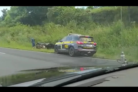 Motorista perde controle de direção e colide contra anteparo no Contorno, em PG