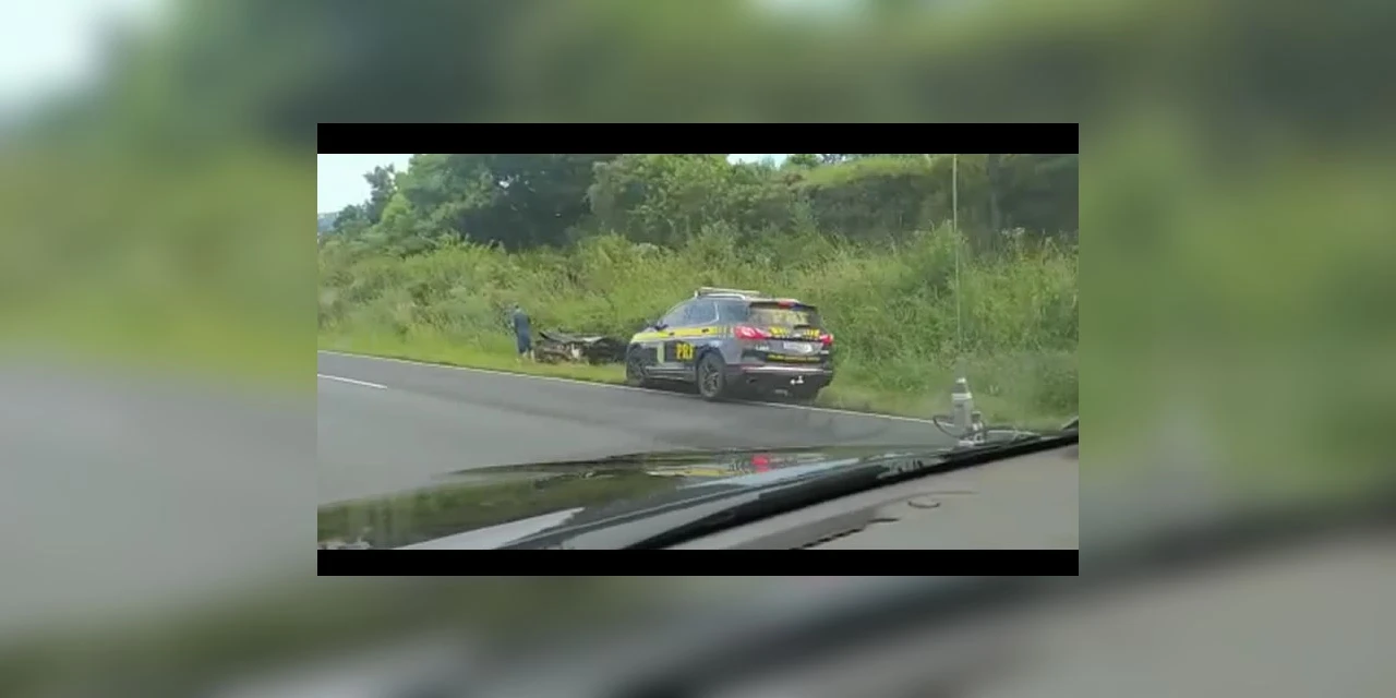 Motorista perde controle de direção e colide contra anteparo no Contorno, em PG