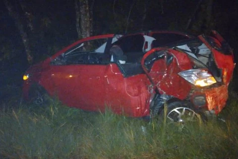 Motorista perde controle e bate carro contra árvores em Guarapuava