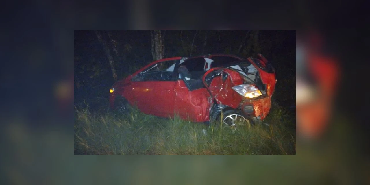 Motorista perde controle e bate carro contra árvores em Guarapuava