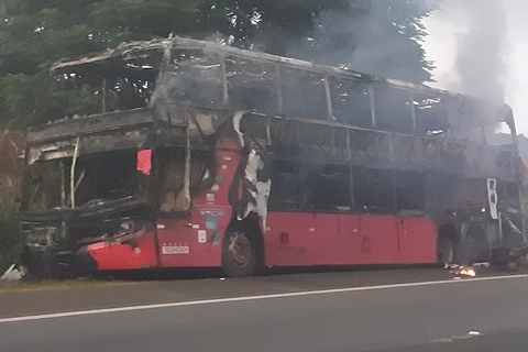 Ônibus com 55 passageiros pega fogo na BR-376, em Ponta Grossa
