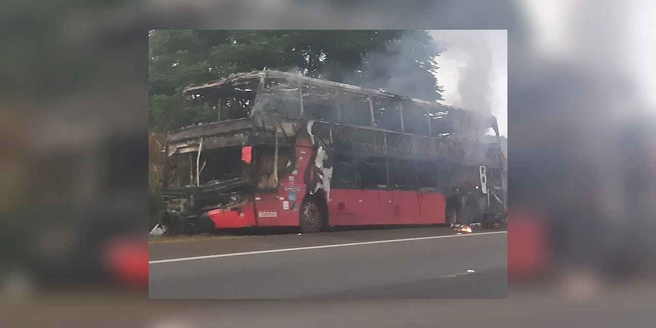 Ônibus com 55 passageiros pega fogo na BR-376, em Ponta Grossa