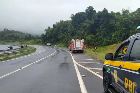 Capotamento de veículo deixa quatro vítimas feridas, em Tibagi