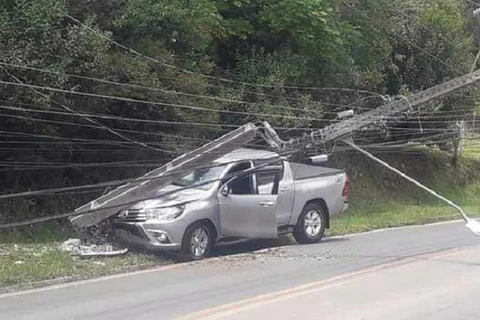 Camionete atinge e danifica poste de iluminação em avenida de Imbituva