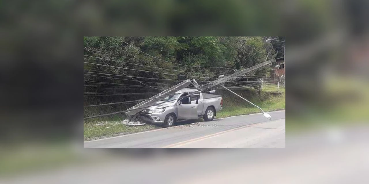 Camionete atinge e danifica poste de iluminação em avenida de Imbituva