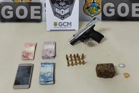 GOE da GM prende individuo com arma e drogas em PG