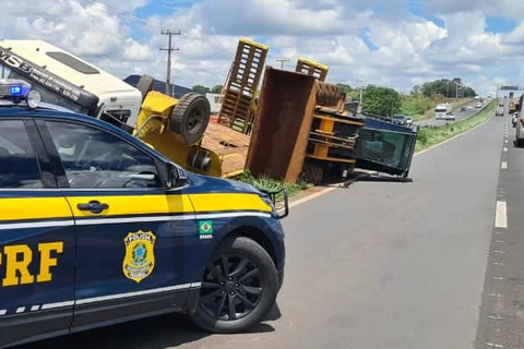 Pá carregadeira se desprende de carreta e tomba na BR-376, em Ponta Grossa