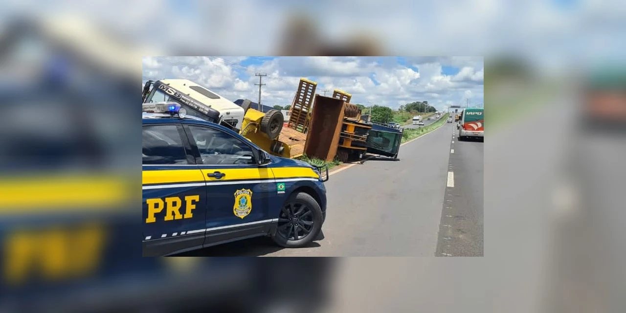 Pá carregadeira se desprende de carreta e tomba na BR-376, em Ponta Grossa