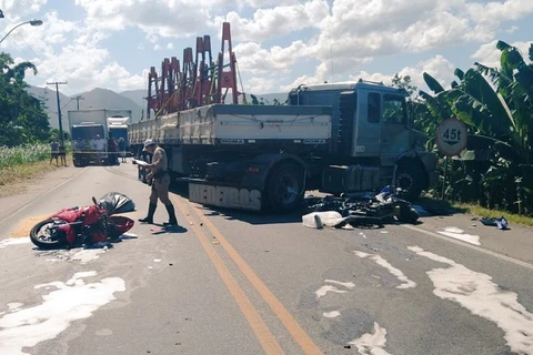 Caminhão bate de frente com duas motocicletas e causa morte de duas pessoas, em Joinville