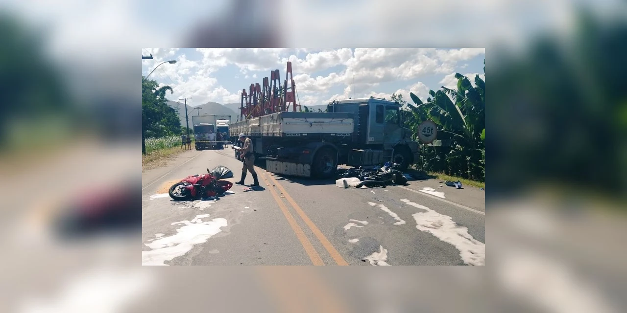 Caminhão bate de frente com duas motocicletas e causa morte de duas pessoas, em Joinville