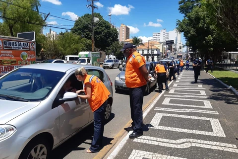 Defesa Civil faz blitz educativa para orientar população sobre alagamentos