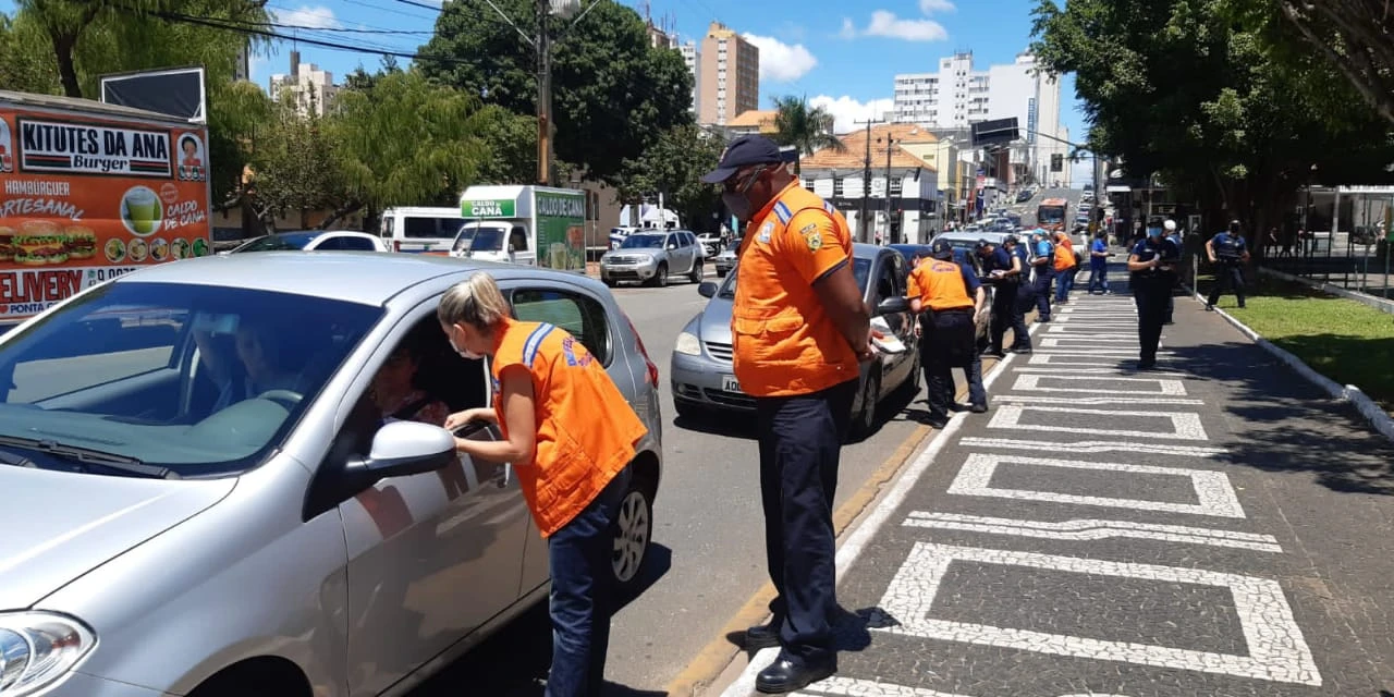 Defesa Civil faz blitz educativa para orientar população sobre alagamentos