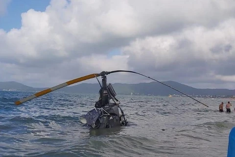 Helicóptero cai em praia de Florianópolis, e deixa três pessoas feridas