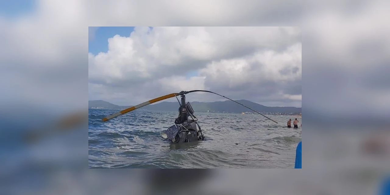 Helicóptero cai em praia de Florianópolis, e deixa três pessoas feridas