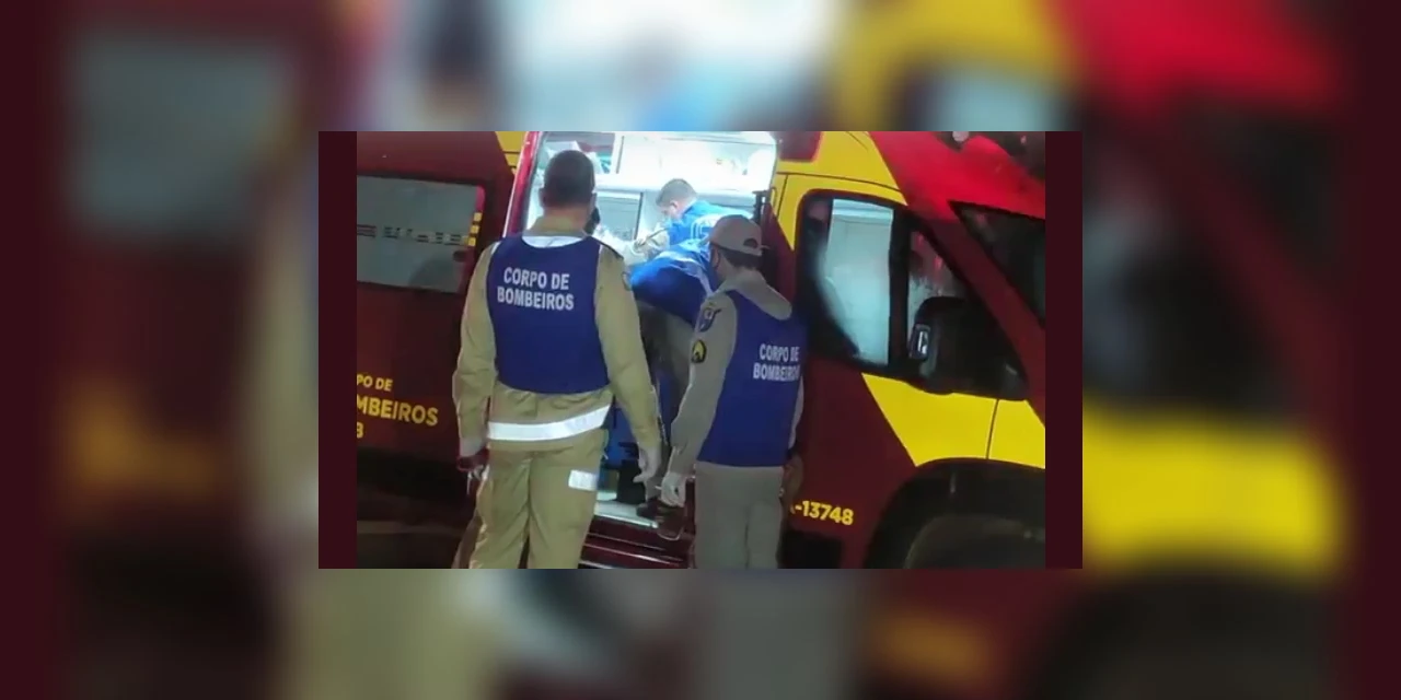 Adolescente de 16 anos é baleado no meio da rua, em PG