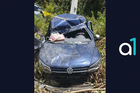 Mulher fica ferida após bater carro em poste, na PR-340, em Castro