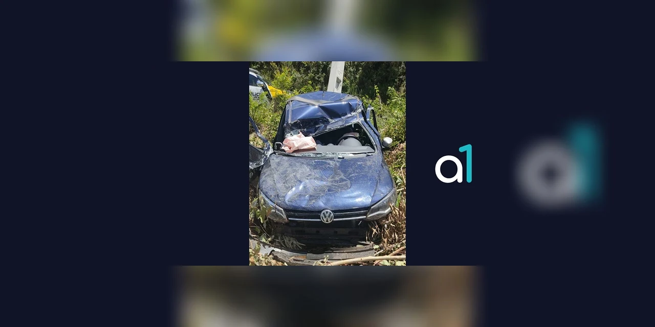 Mulher fica ferida após bater carro em poste, na PR-340, em Castro
