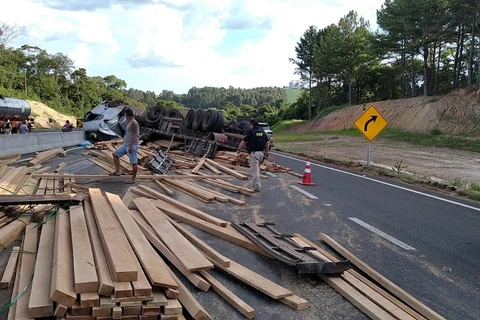 Pai de caminhoneiro que viajava junto com o filho morre em acidente na BR-376, em Tibagi