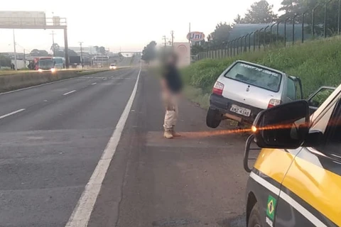PRF atende saída de pista no perímetro urbano de Ponta Grossa com quatro vítimas graves.