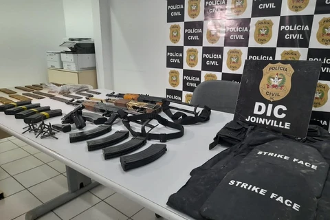 Policia Civil apreende dinamite, fuzis e carros blindados e acredita ter evitado mega assalto na região de Joinville