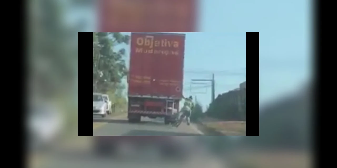 VÍDEO! Homem cai de bicicleta após pegar rabeira de caminhão, em PG
