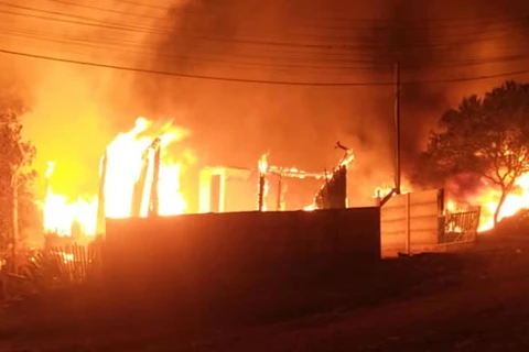 Cinco casas são destruídas pelo fogo e suspeita é de incêndio criminoso