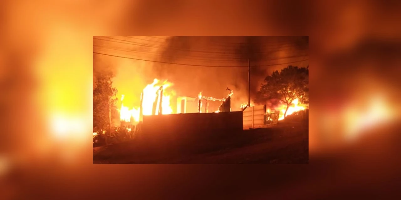 Cinco casas são destruídas pelo fogo e suspeita é de incêndio criminoso