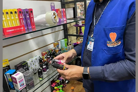 Operação no shopping popular apreende cigarros eletrônicos e vaporizadores, em PG