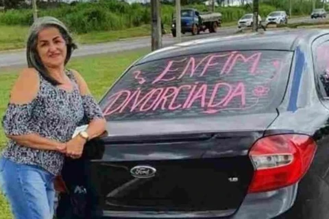 Mulher faz buzinaço para comemorar divórcio no DF