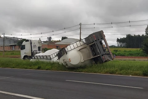 Conjunto de rodas desprende de caminhão e tomba na BR-376, em PG