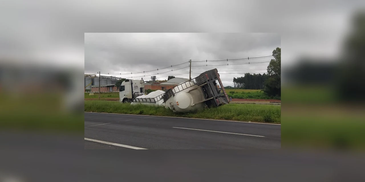 Conjunto de rodas desprende de caminhão e tomba na BR-376, em PG
