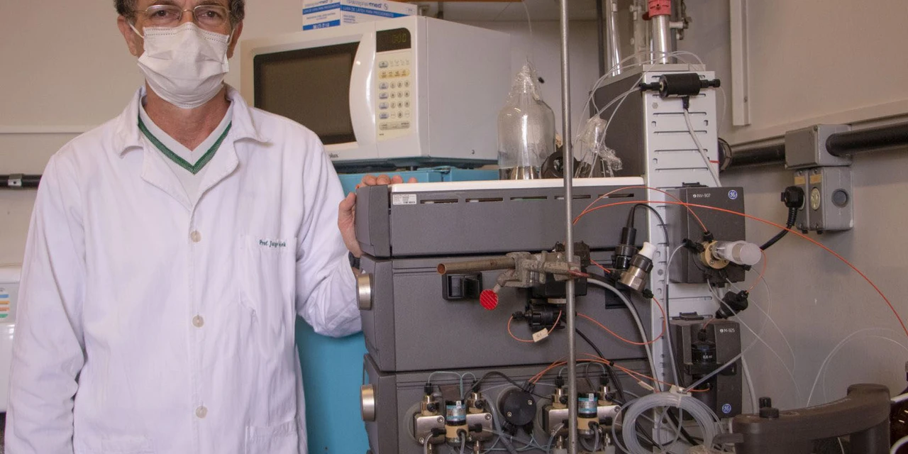 Professor da UEPG participa de pesquisa sobre proteínas em centro nacional avançado