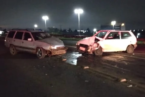 Colisão frontal entre 2 veículos deixa 2 pessoas feridas na PRc-466, em Guarapuava