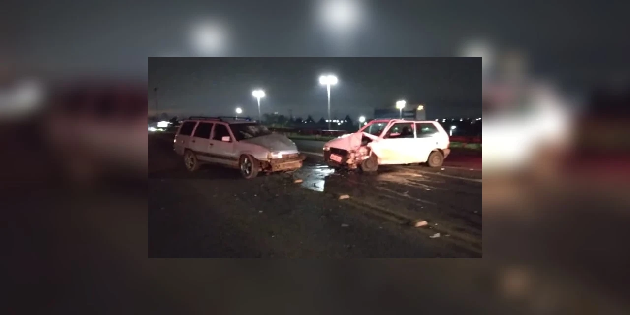 Colisão frontal entre 2 veículos deixa 2 pessoas feridas na PRc-466, em Guarapuava