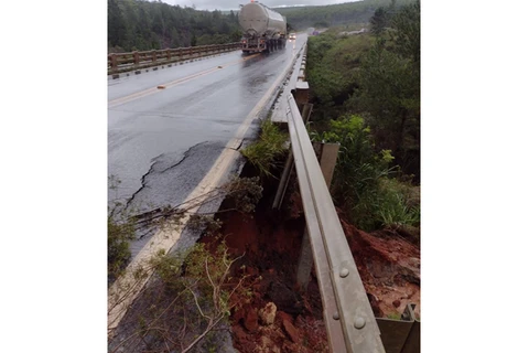 Deslizamento de terra provoca afundamento de pista na PR-151, em Jaguariaíva