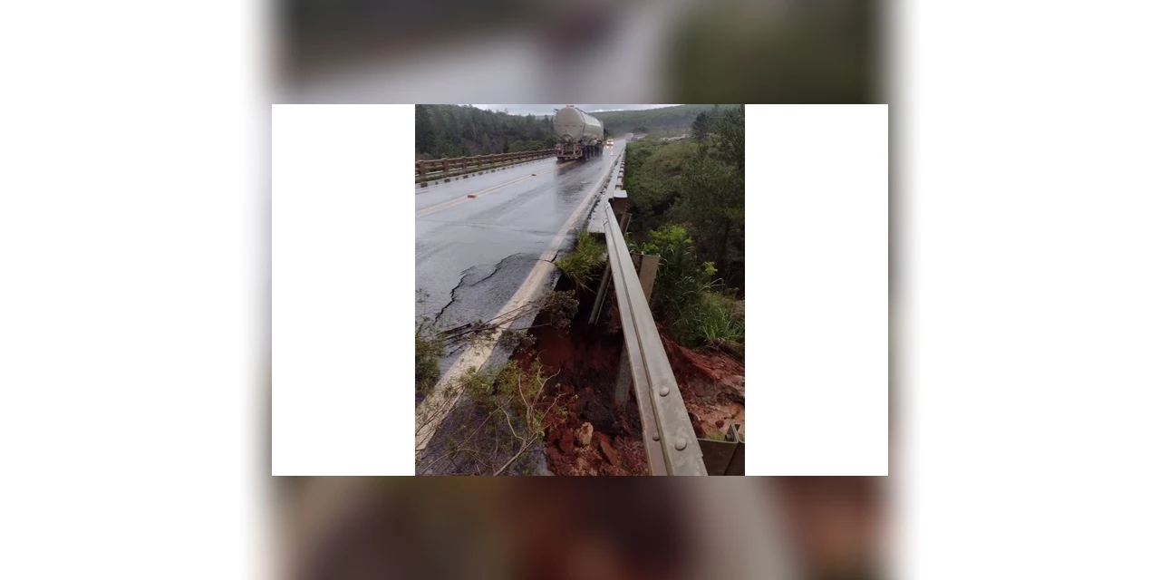 Deslizamento de terra provoca afundamento de pista na PR-151, em Jaguariaíva