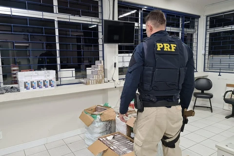 PRF realiza apreensão de cigarros e celulares dentro da câmara fria de um caminhão