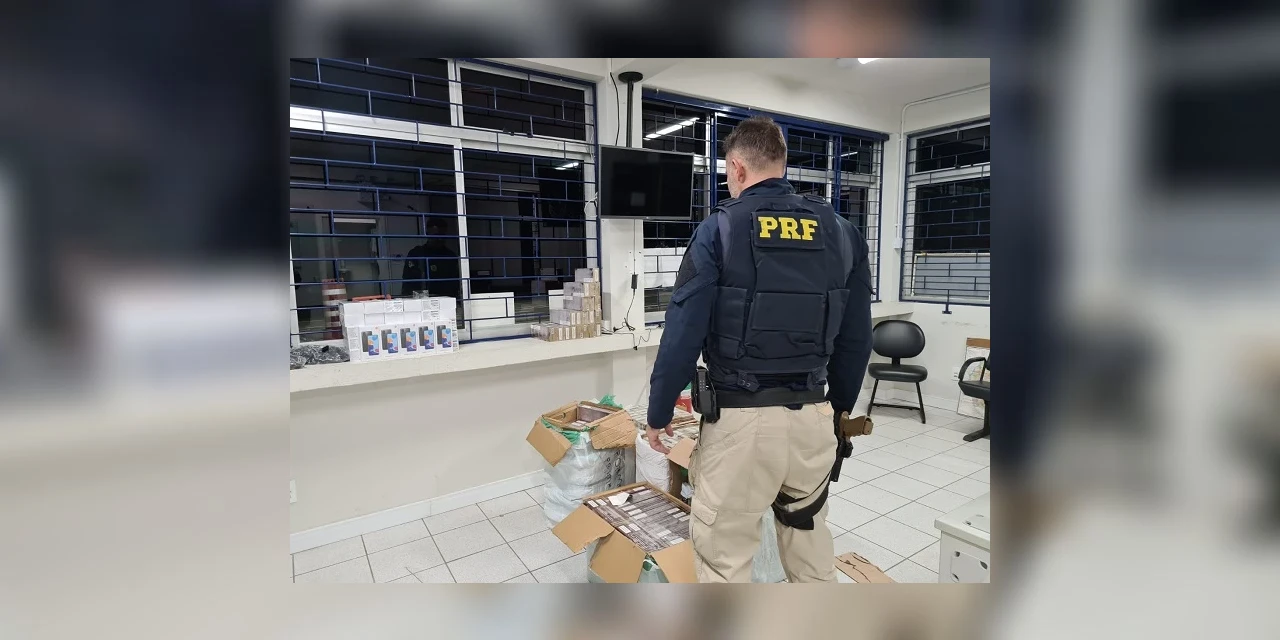 PRF realiza apreensão de cigarros e celulares dentro da câmara fria de um caminhão