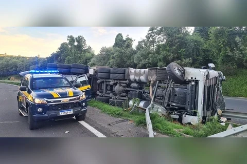 Motorista fica ferido após tombamento de caminhão na BR-376, em Tibagi