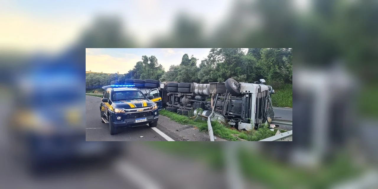 Motorista fica ferido após tombamento de caminhão na BR-376, em Tibagi