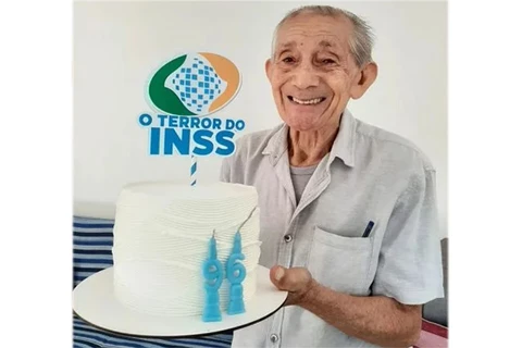 ‘O terror do INSS’ - Aposentado há 45 anos ganha festa de aniversário