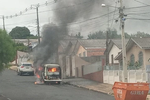 Kombi de trabalhador queima no Núcleo Santa Paula