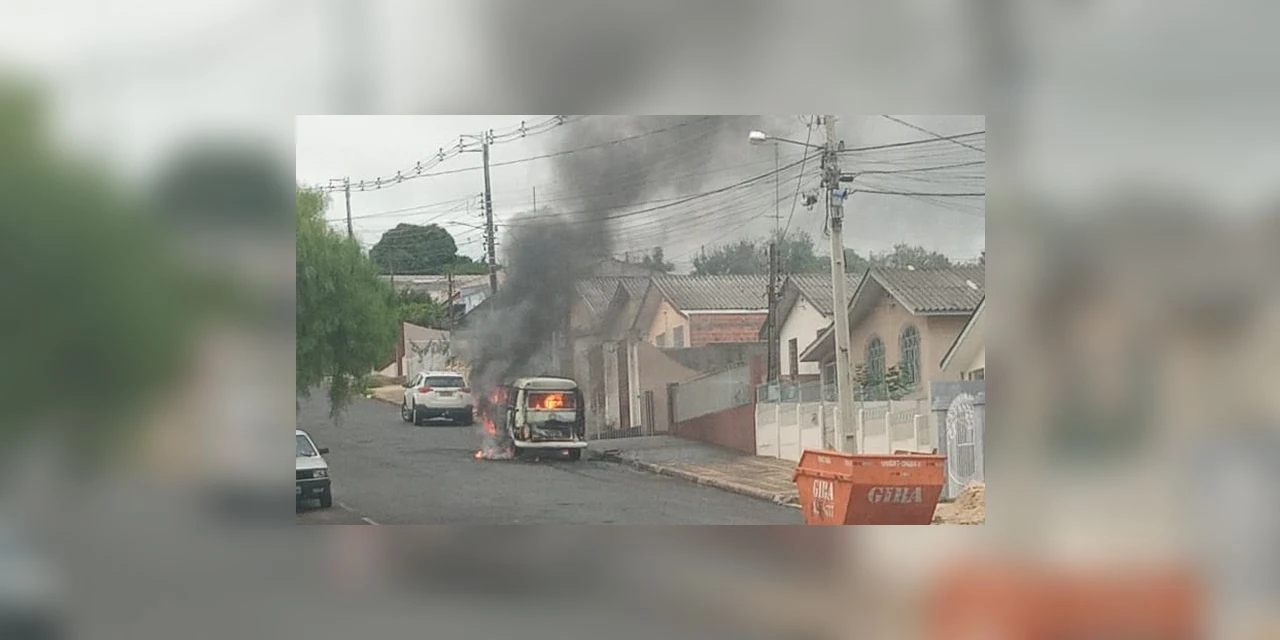Kombi de trabalhador queima no Núcleo Santa Paula