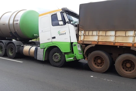 Colisão traseira deixa transito lento na Presidente Kennedy, em Ponta Grossa