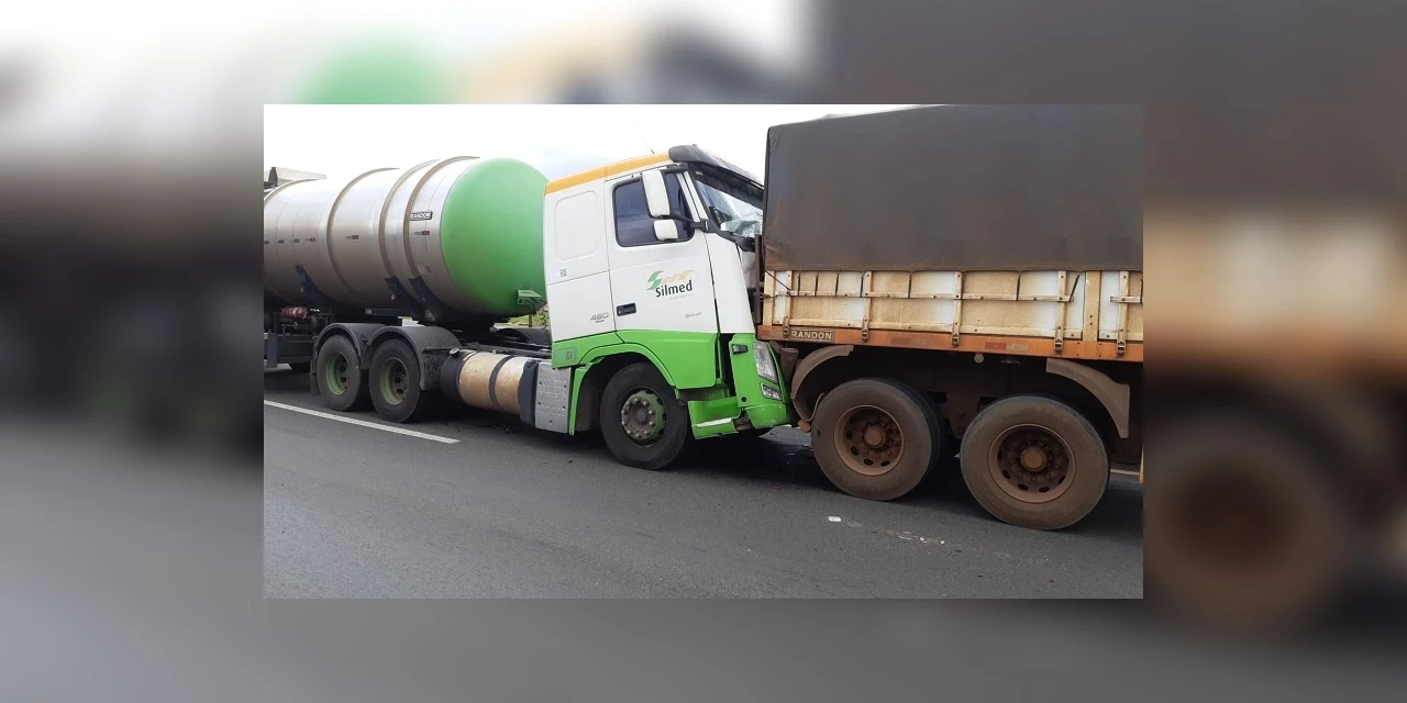 Colisão traseira deixa transito lento na Presidente Kennedy, em Ponta Grossa