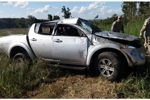 Capotamento de veículo na BR 376 deixa quatro pessoas com ferimentos, em Tibagi