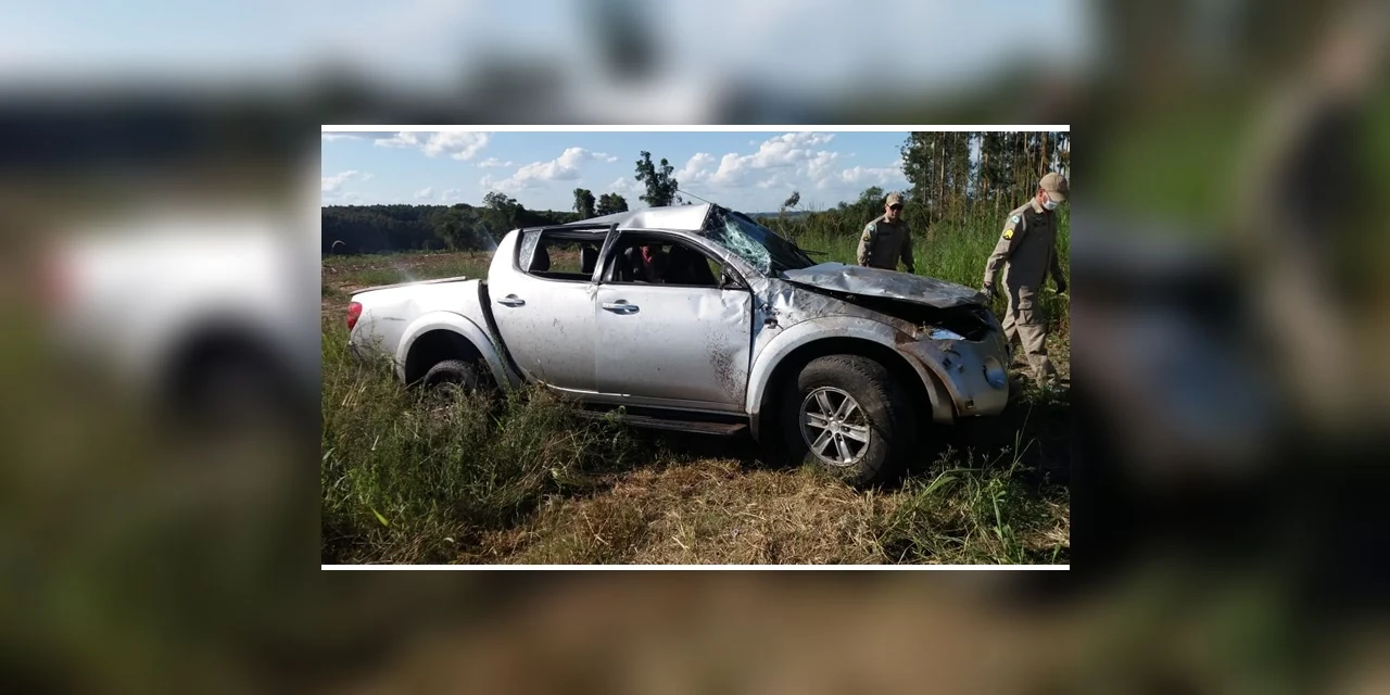 Capotamento de veículo na BR 376 deixa quatro pessoas com ferimentos, em Tibagi