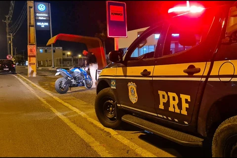 PRF atende queda de moto na Souza Naves, em Ponta Grossa