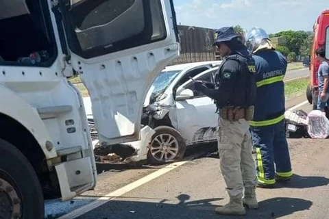 Assaltantes fortemente armados causam grave acidente na BR-277